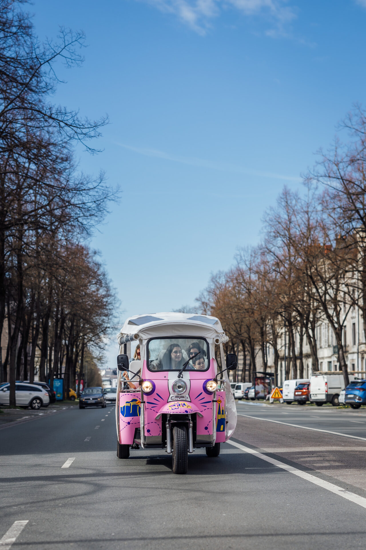 Arrivée originale des mariés en tuk-tuk