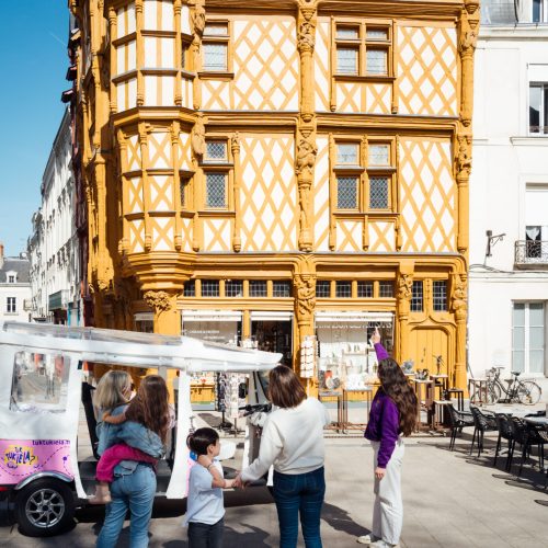 Balade en tuk-tuk autour de la Cathédrale Saint-Maurice.