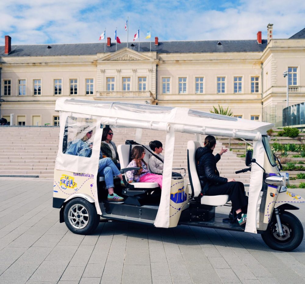 Plongez au cœur d’Angers avec un circuit tuk-tuk exclusif Une sortie en famille originale en tuk-tuk