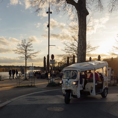 Partagez un moment amusant et original entre amis, à bord d’un tuk-tuk électrique.